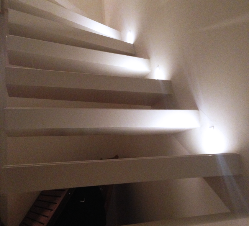 Éclairage escalier métallique
